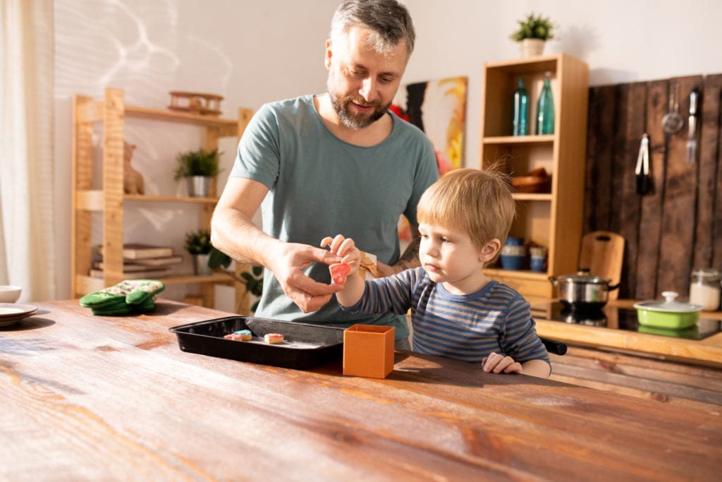 un papa et son fils entrain de faire à manger