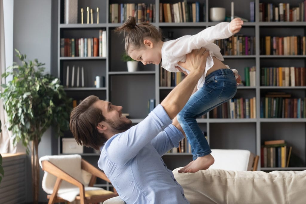 un papa qui fait voler sa fille