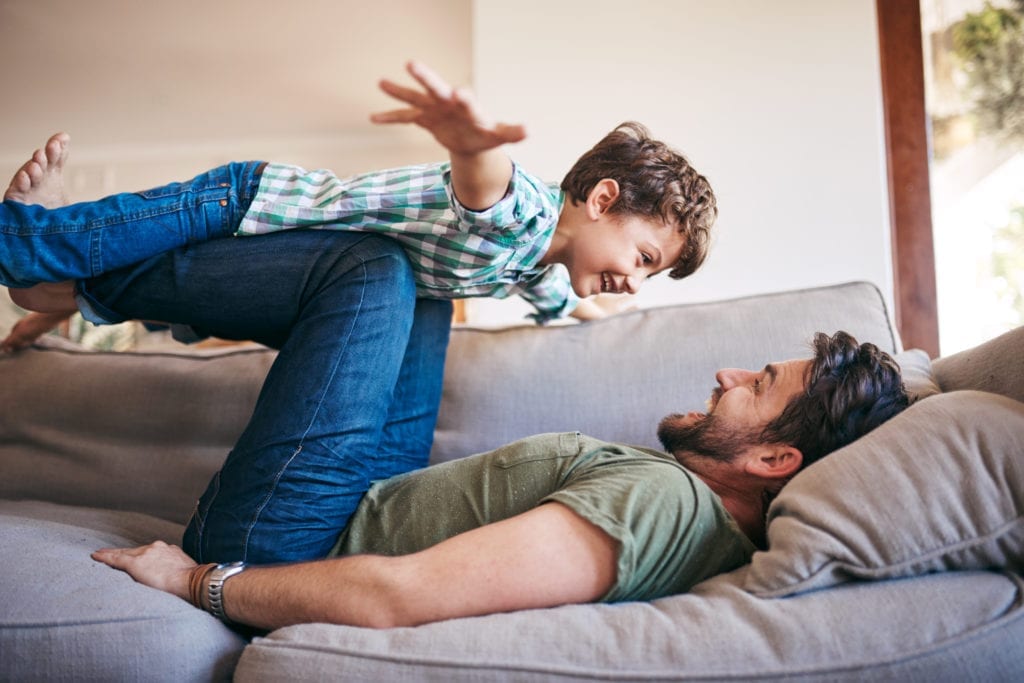 papa jouant avec son fils