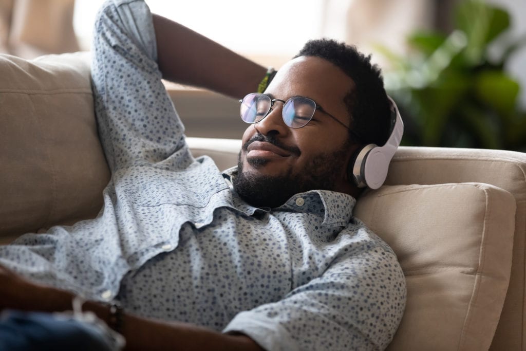 homme qui se détend en écoutant de la musique