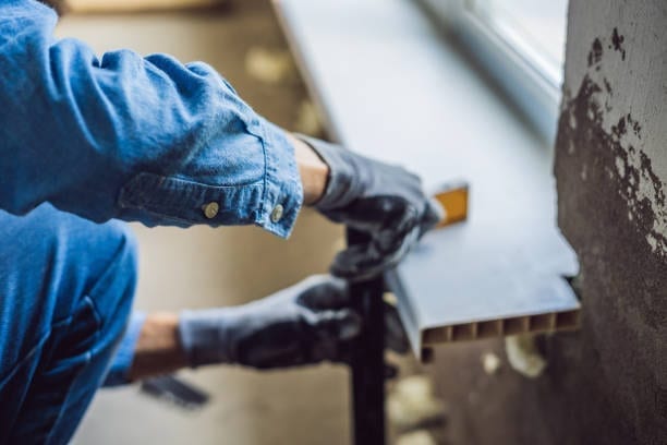 menuisier qui travaille du pvc