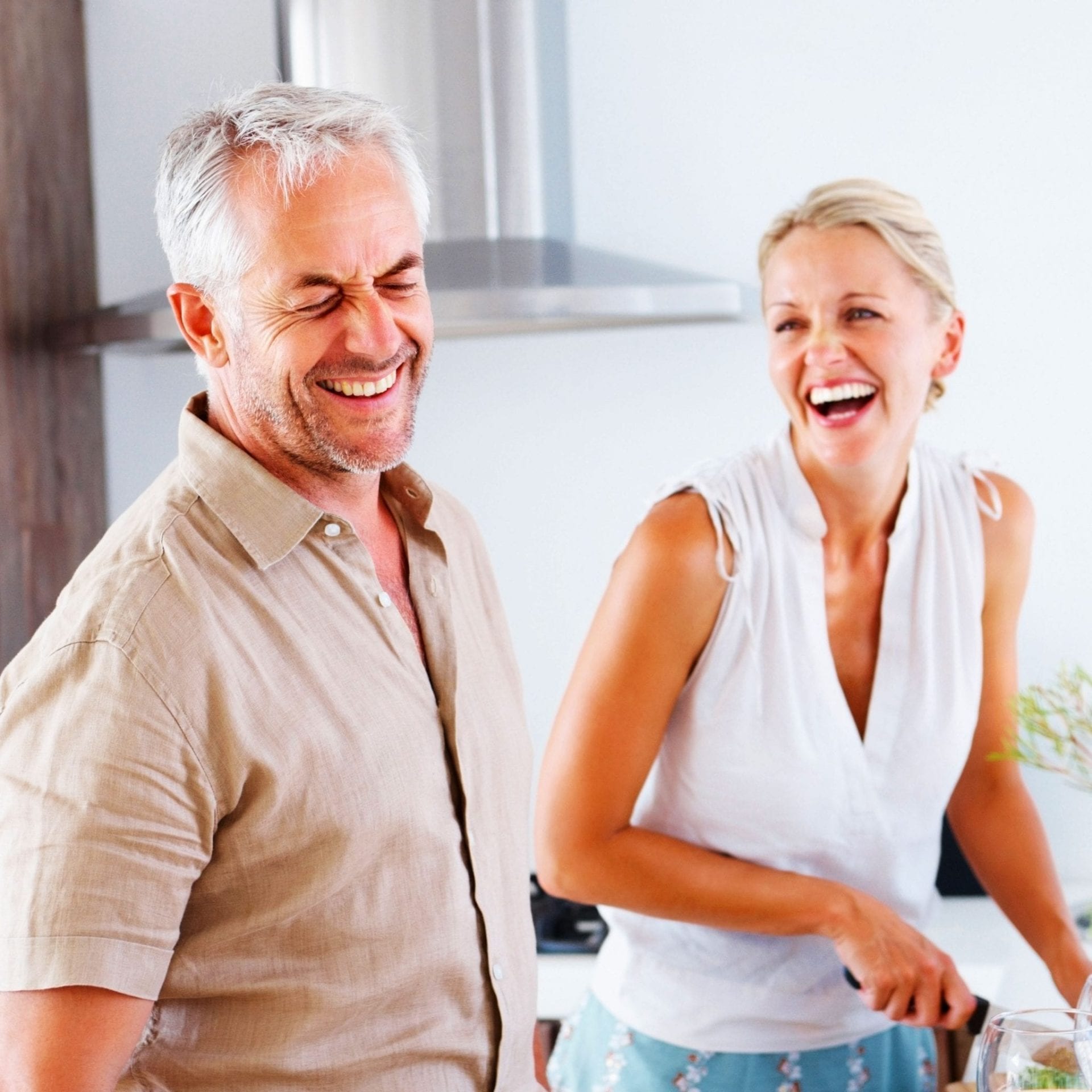 couple heureux qui cuisine cocooning