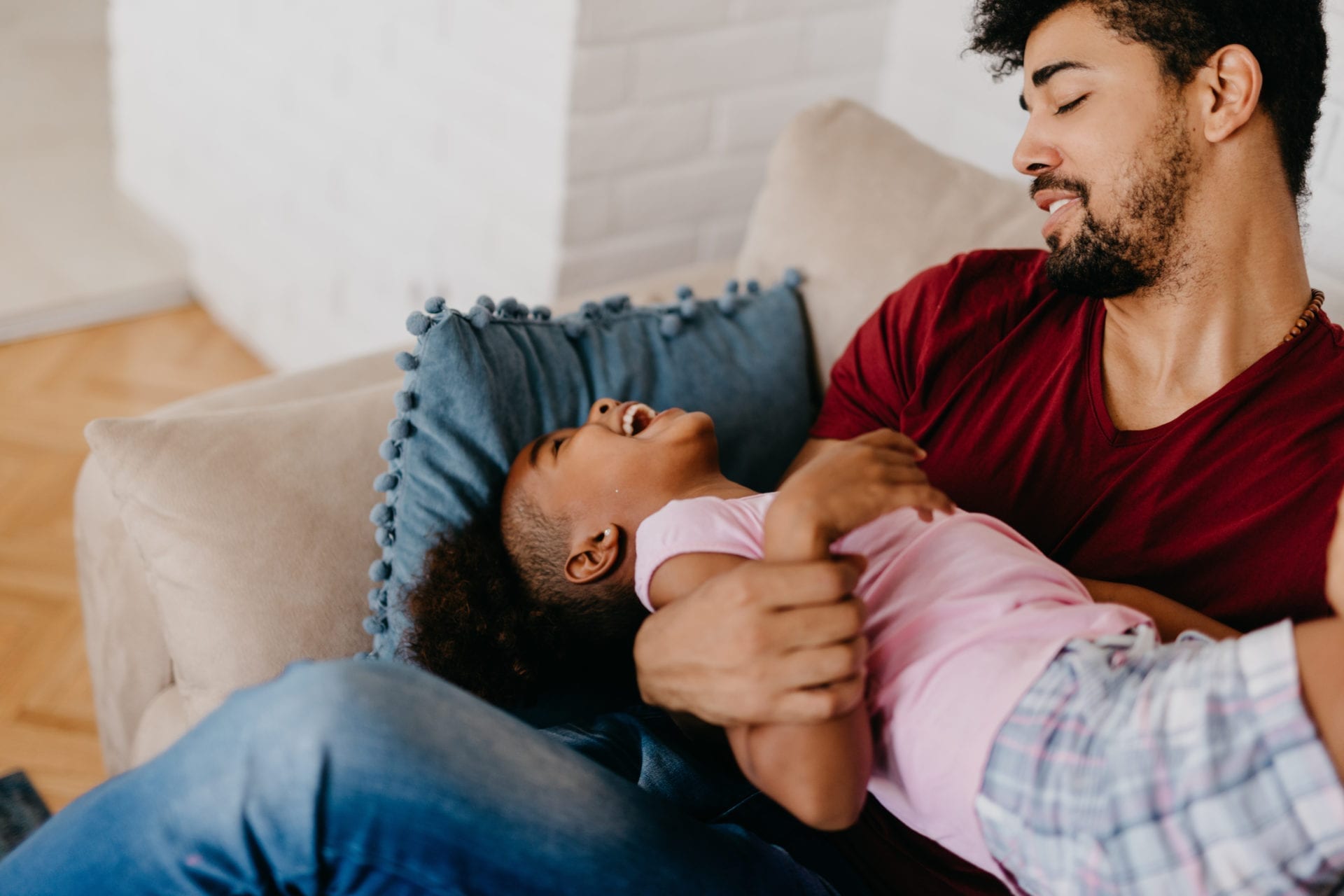 un papa qui amuse sa fille