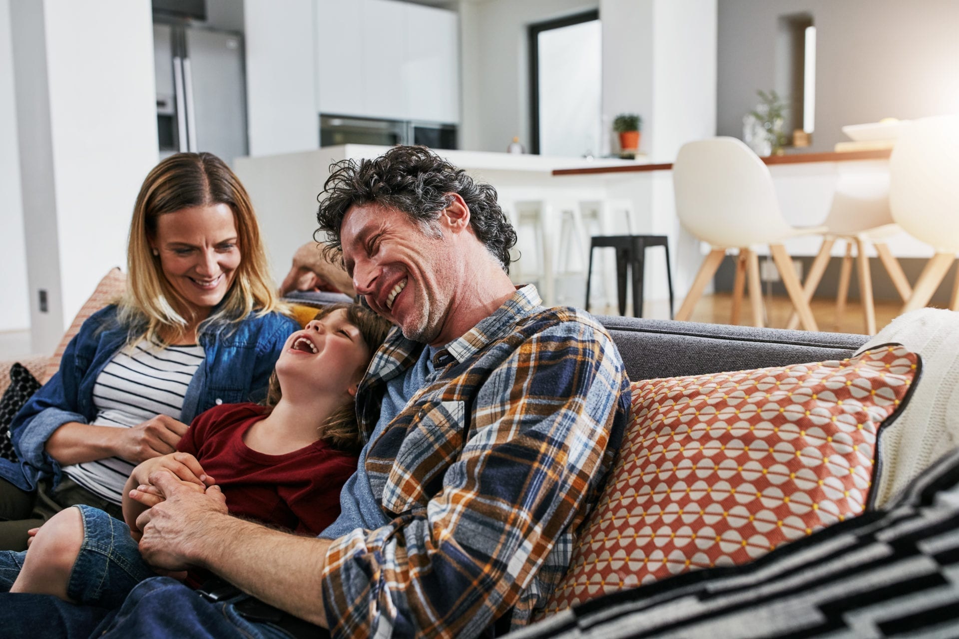 famille sur canapé