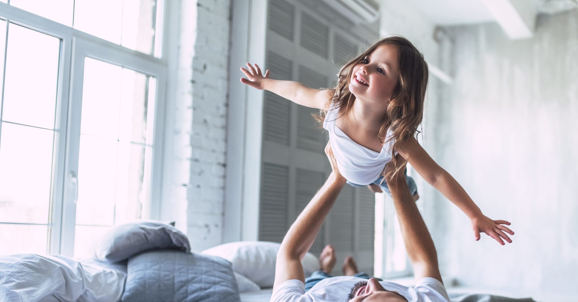 petite fille qui fait l'avion