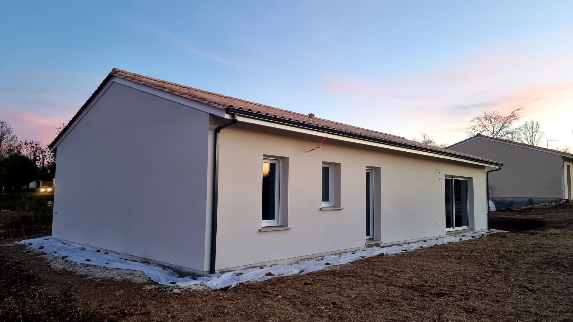 Une maison contemporaine de 100 m2 avec 3 chambres une salle de bain et un grand séjour construite en gironde