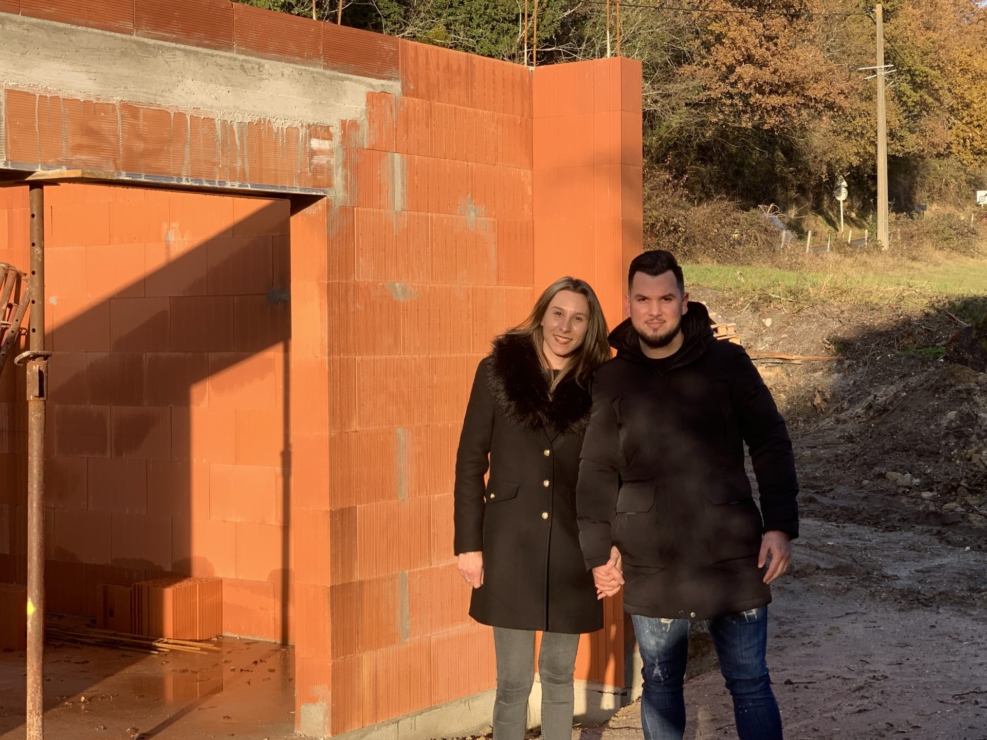 Un jeune couple devant sa maison en construction en gironde